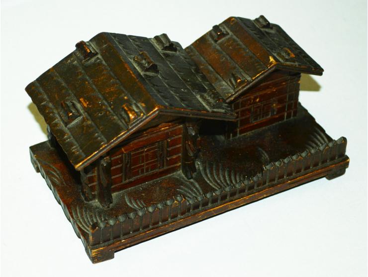 Briefmarkendose Schwarzwälder Kunsthandwerk mit Tintenfass und Briefmarkendose in der Form eines Schwarzwälder Bauernhofes, E