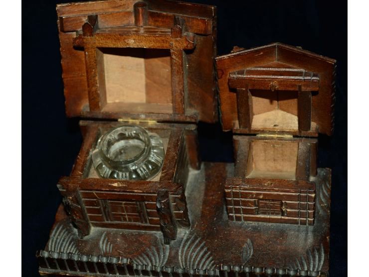 Briefmarkendose Schwarzwälder Kunsthandwerk mit Tintenfass und Briefmarkendose in der Form eines Schwarzwälder Bauernhofes, E