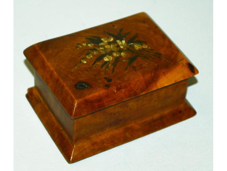 Kleine Briefmarkendose aus Wurzelholz mit floraler Bemalung, 19. Jhd, signiert P. J., zwei Fächer für Briefmarken. Sehr schön