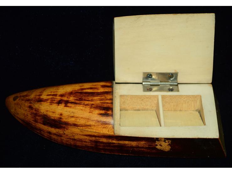 Briefmarkendose, Ende 19. Jhd,  aus Holz geschnitzt und mit Faux Bemahlung in der Form von Elfenbein versehen, zwei Briefmark