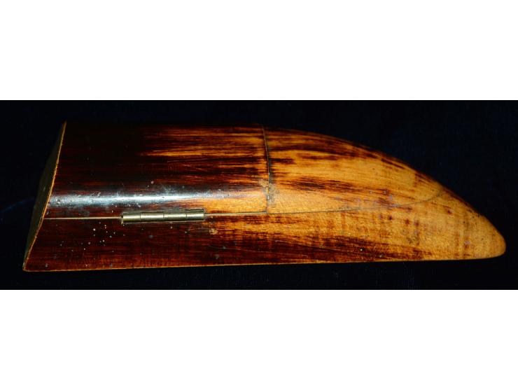 Briefmarkendose, Ende 19. Jhd,  aus Holz geschnitzt und mit Faux Bemahlung in der Form von Elfenbein versehen, zwei Briefmark