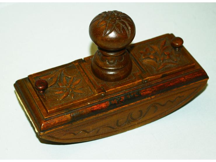 Tintenwiege mit zwei Briefmarkenfächern Schwarzwälder Kunsthandwerk, wohl in Eiche, schöne Erhaltung.