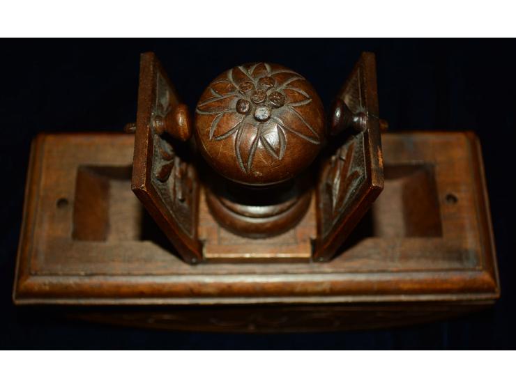 Tintenwiege mit zwei Briefmarkenfächern Schwarzwälder Kunsthandwerk, wohl in Eiche, schöne Erhaltung.