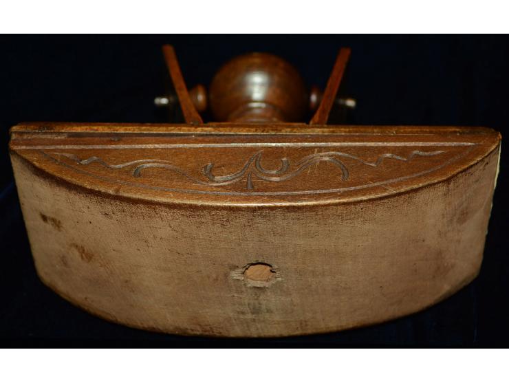 Tintenwiege mit zwei Briefmarkenfächern Schwarzwälder Kunsthandwerk, wohl in Eiche, schöne Erhaltung.