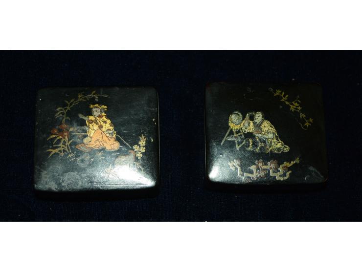 Kleines Lot mit zwei Briefmarkendosen aus Holz mit schwarzer japanischer Lackarbeit. Beide Dosen sind auf dem Deckel mit japa