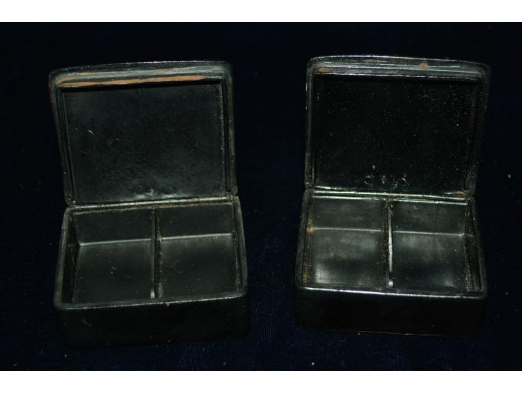 Kleines Lot mit zwei Briefmarkendosen aus Holz mit schwarzer japanischer Lackarbeit. Beide Dosen sind auf dem Deckel mit japa