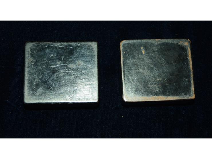 Kleines Lot mit zwei Briefmarkendosen aus Holz mit schwarzer japanischer Lackarbeit. Beide Dosen sind auf dem Deckel mit japa