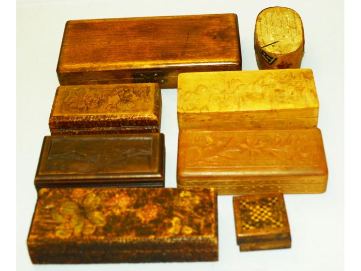 Lot von acht Briefmarkendosen aus Holz, dabei Schwarzwälder Schnitzarbeit, Brandmalerrei, Tunbridgeware und Spandose. Kleine 