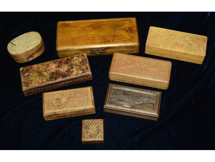 Lot von acht Briefmarkendosen aus Holz, dabei Schwarzwälder Schnitzarbeit, Brandmalerrei, Tunbridgeware und Spandose. Kleine 