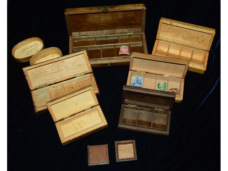 Lot von acht Briefmarkendosen aus Holz, dabei Schwarzwälder Schnitzarbeit, Brandmalerrei, Tunbridgeware und Spandose. Kleine 