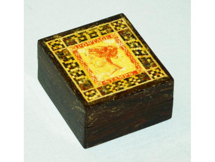 Kleine Briefmarkendose, sog. "Tunbridgeware",  Briefmarke mit Königin Victoria auf dem Deckel. Rundum leicht berieben.