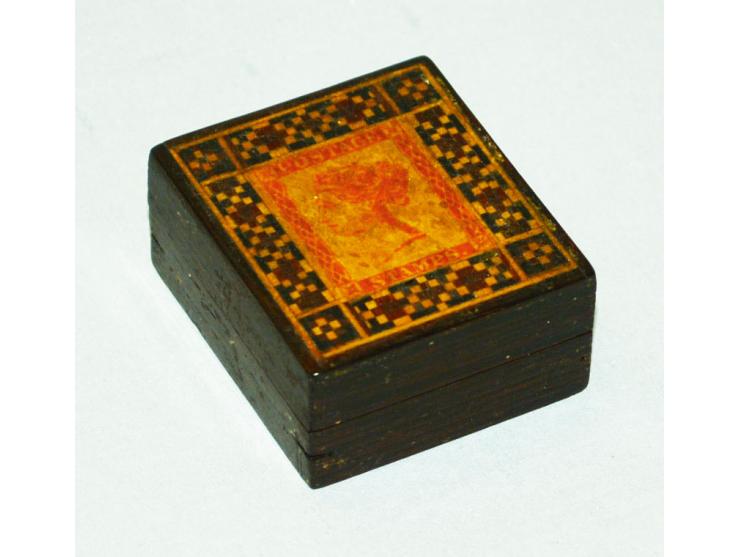 Kleine Briefmarkendose, sog. "Tunbridgeware",  Briefmarke mit Königin Victoria in rot auf dem Deckel. Rundum leicht berieben.
