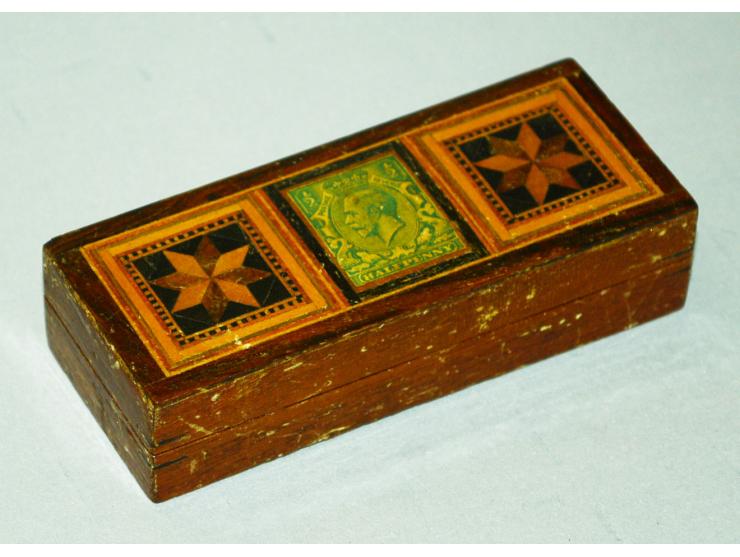 Kleine Briefmarkendose, sog. "Tunbridgeware",  Briefmarke mit Half Penny Marke in grün auf dem Deckel. Rundum leicht berieben