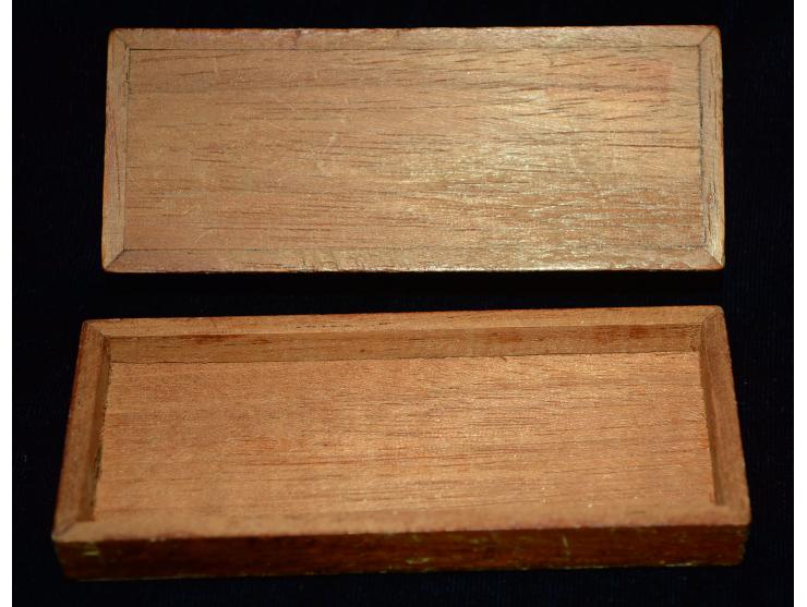 Kleine Briefmarkendose, sog. "Tunbridgeware",  Briefmarke mit Half Penny Marke in grün auf dem Deckel. Rundum leicht berieben