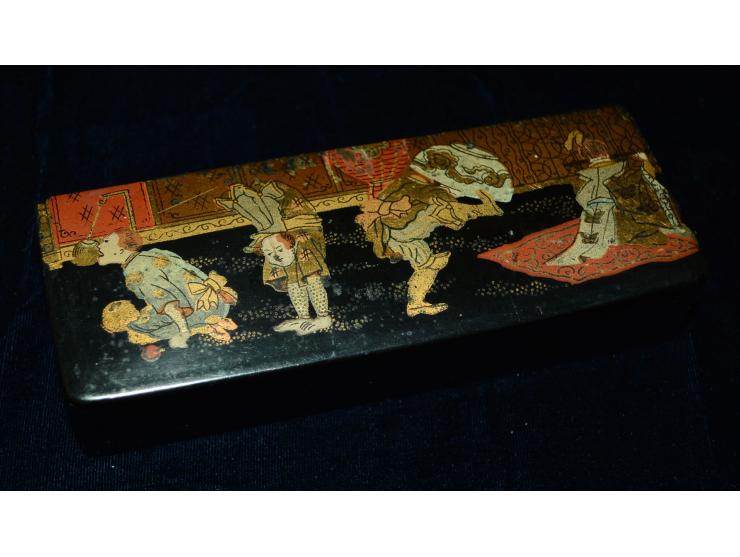 Aussergewöhnlich grosse japanische Briefmarkendose, dekoriert mit schwarzem japanischen Lack und goldfarbene Malerei von vier