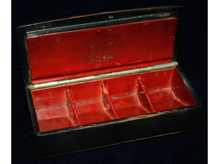 Russische Briefmarkendose in schwarzen und rotem Lack, 19. Jhd., Deckel mit schöner handgemalter Szene einer Troika in Winter