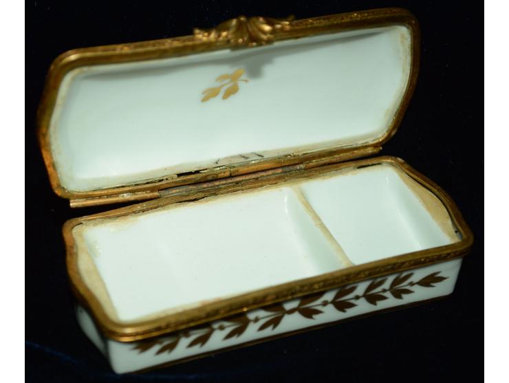 Briefmarkendose aus Porzellan, wohl 19. Jhd., Goldmalerei und Bronzeapplikationen, zwei Briefmarkenfächer, signiert auf dem B