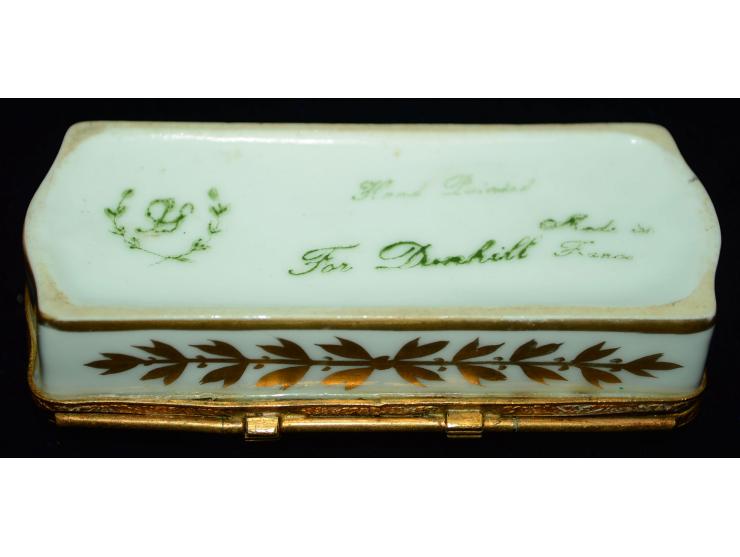 Briefmarkendose aus Porzellan, wohl 19. Jhd., Goldmalerei und Bronzeapplikationen, zwei Briefmarkenfächer, signiert auf dem B