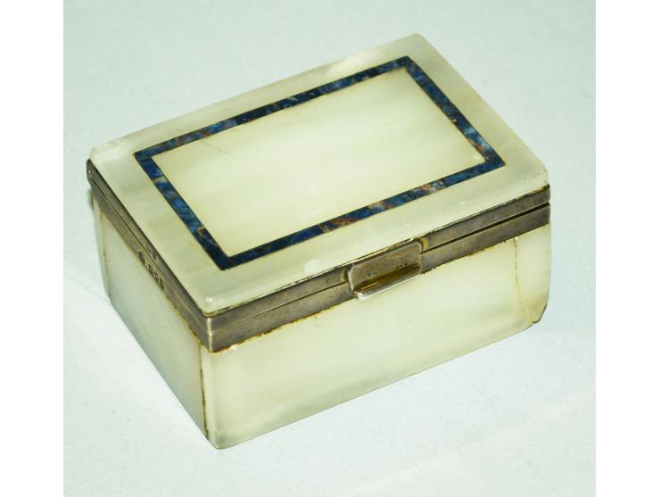 Briefmarkendose aus Onyx mit eingelegtem Lapislazuli sowie Silbermonturen. Hersteller CB & Sons, London 1897. Zwei Briefmarke