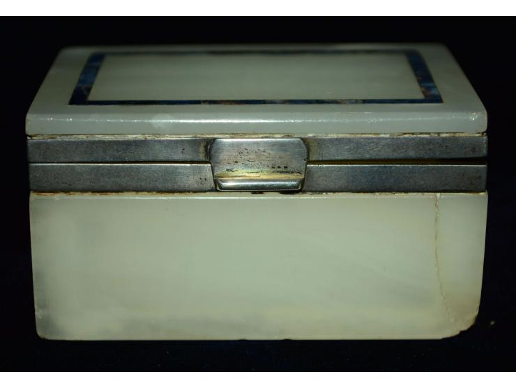 Briefmarkendose aus Onyx mit eingelegtem Lapislazuli sowie Silbermonturen. Hersteller CB & Sons, London 1897. Zwei Briefmarke