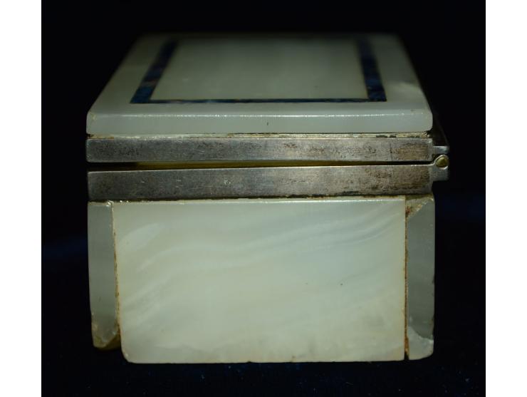 Briefmarkendose aus Onyx mit eingelegtem Lapislazuli sowie Silbermonturen. Hersteller CB & Sons, London 1897. Zwei Briefmarke