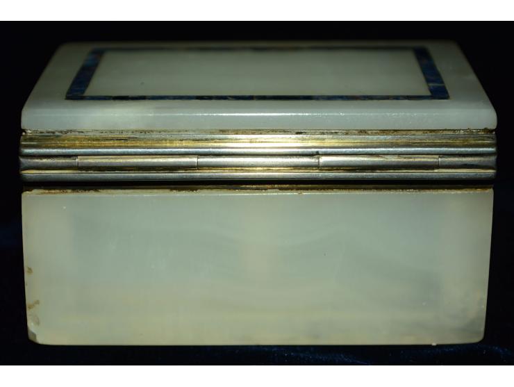 Briefmarkendose aus Onyx mit eingelegtem Lapislazuli sowie Silbermonturen. Hersteller CB & Sons, London 1897. Zwei Briefmarke