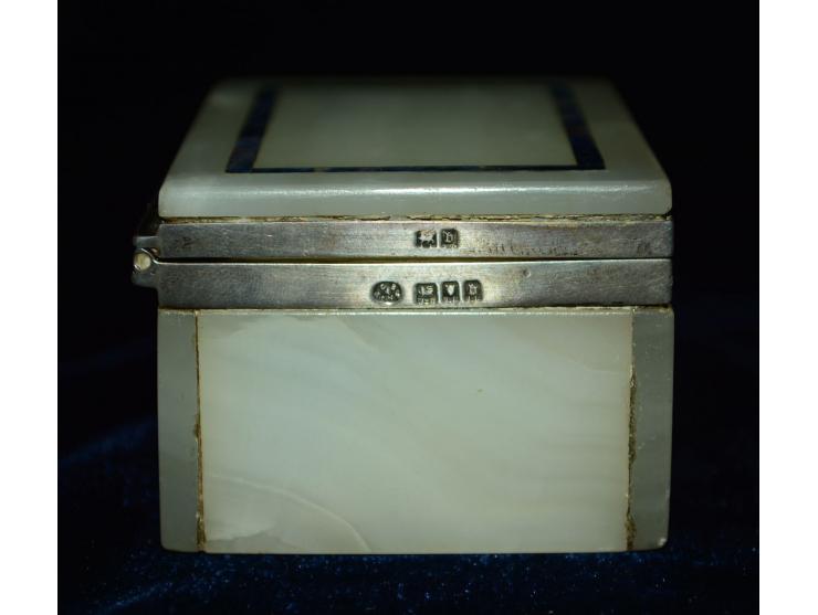 Briefmarkendose aus Onyx mit eingelegtem Lapislazuli sowie Silbermonturen. Hersteller CB & Sons, London 1897. Zwei Briefmarke
