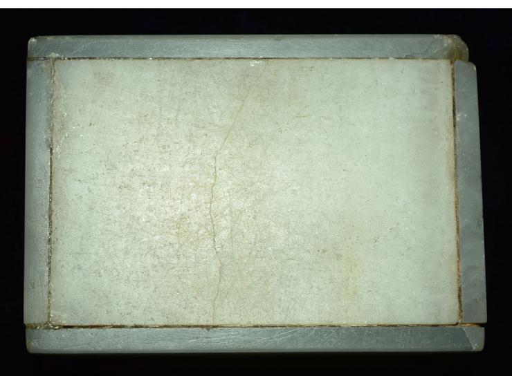Briefmarkendose aus Onyx mit eingelegtem Lapislazuli sowie Silbermonturen. Hersteller CB & Sons, London 1897. Zwei Briefmarke
