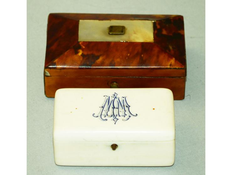 Zwei kleine Briefmarkendosen aus Bein und Schildblatt, eine Dose mit deckelseitig angebrachtem Monogramm "MM", wohl Ende 19. 