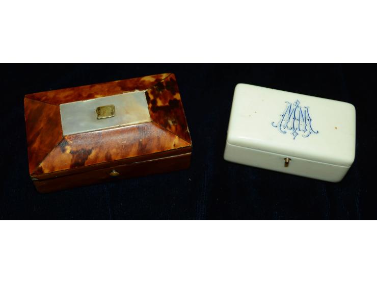 Zwei kleine Briefmarkendosen aus Bein und Schildblatt, eine Dose mit deckelseitig angebrachtem Monogramm "MM", wohl Ende 19. 