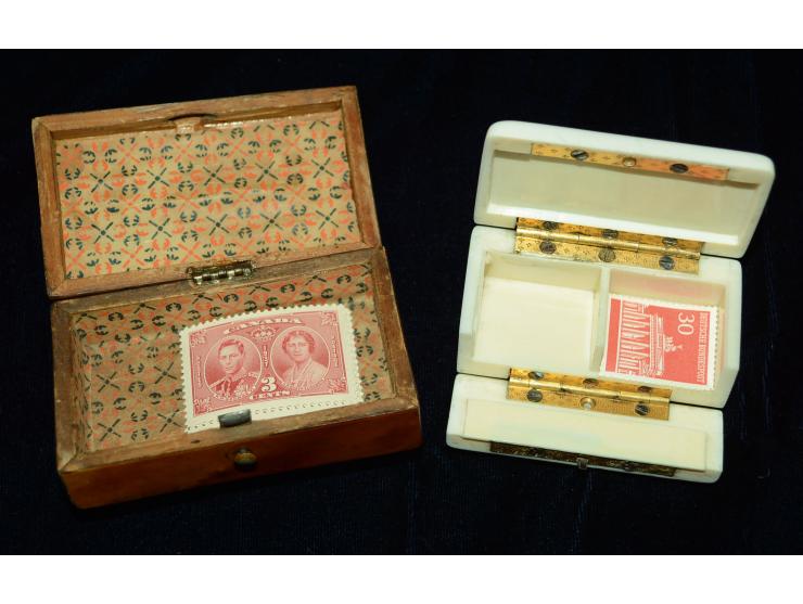 Zwei kleine Briefmarkendosen aus Bein und Schildblatt, eine Dose mit deckelseitig angebrachtem Monogramm "MM", wohl Ende 19. 