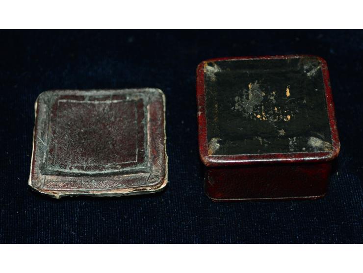 Kleine Briefmarkendose, rotes Leder und reich verzierter Silberdeckel, Ende 19. Jhd.. Punzmarke "C&CL". Briefmarkendose verfü