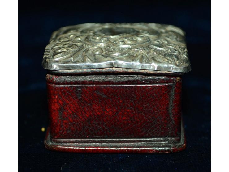 Kleine Briefmarkendose, rotes Leder und reich verzierter Silberdeckel, Ende 19. Jhd.. Punzmarke "C&CL". Briefmarkendose verfü