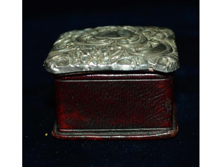 Kleine Briefmarkendose, rotes Leder und reich verzierter Silberdeckel, Ende 19. Jhd.. Punzmarke "C&CL". Briefmarkendose verfü
