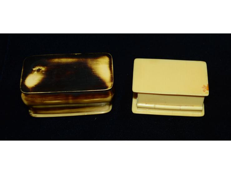 Zwei ungewöhnliche Briefmarkendosen aus Bakelite. Beide Dosen haben jeweils zwei Briefmarkenfächer. Eine der Dosen weist ein 