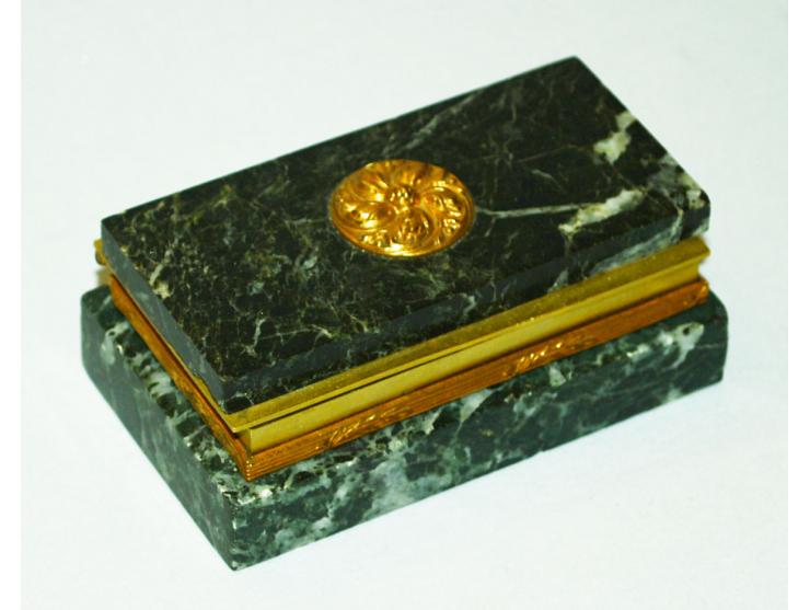 Briefmarkendose, Bronze und grau-grüner Marmor, Anfang 20. Jhd,. Die Dose verfügt über drei Briefmarkenfächer. Saubere Erhalt