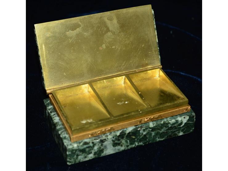 Briefmarkendose, Bronze und grau-grüner Marmor, Anfang 20. Jhd,. Die Dose verfügt über drei Briefmarkenfächer. Saubere Erhalt