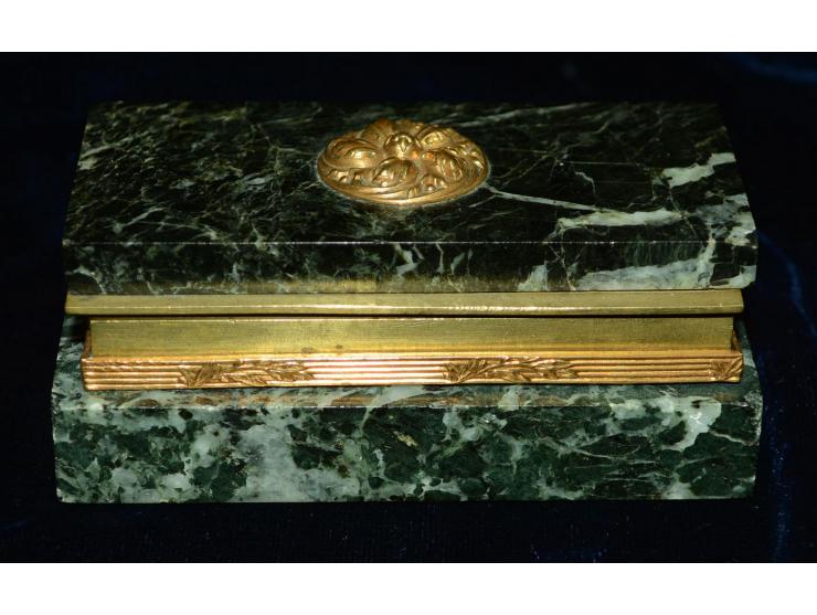 Briefmarkendose, Bronze und grau-grüner Marmor, Anfang 20. Jhd,. Die Dose verfügt über drei Briefmarkenfächer. Saubere Erhalt