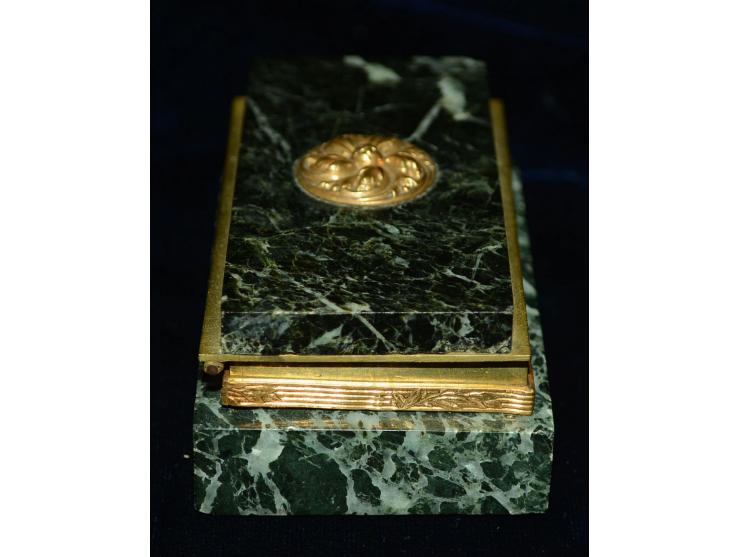Briefmarkendose, Bronze und grau-grüner Marmor, Anfang 20. Jhd,. Die Dose verfügt über drei Briefmarkenfächer. Saubere Erhalt