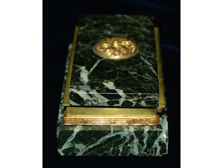Briefmarkendose, Bronze und grau-grüner Marmor, Anfang 20. Jhd,. Die Dose verfügt über drei Briefmarkenfächer. Saubere Erhalt