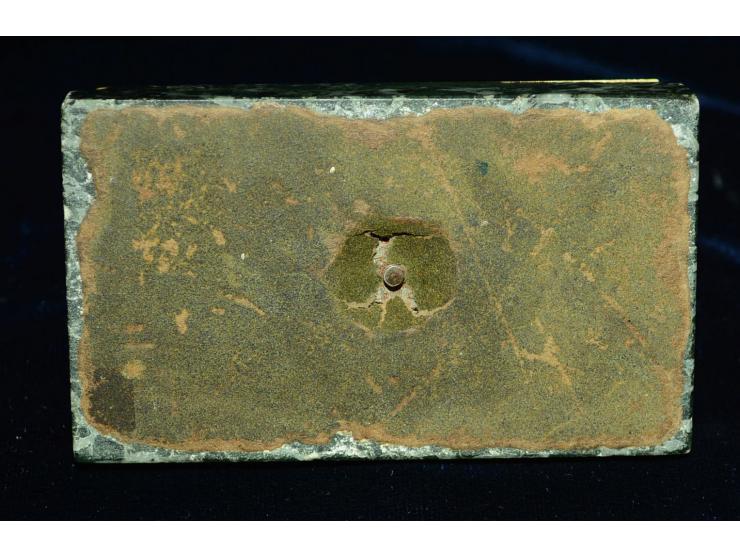 Briefmarkendose, Bronze und grau-grüner Marmor, Anfang 20. Jhd,. Die Dose verfügt über drei Briefmarkenfächer. Saubere Erhalt