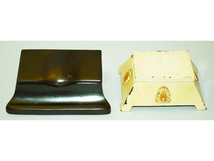 Zwei Briefmarkendosen, eine aus weiss lackiertem Metal mit seitlich aufgesetzten Appliken (zwei Briefmarkenfächer), die ander