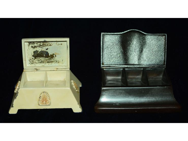 Zwei Briefmarkendosen, eine aus weiss lackiertem Metal mit seitlich aufgesetzten Appliken (zwei Briefmarkenfächer), die ander