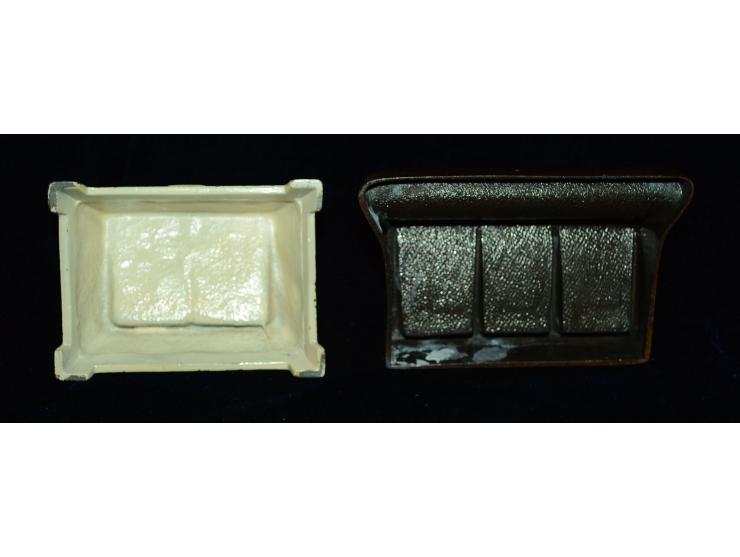Zwei Briefmarkendosen, eine aus weiss lackiertem Metal mit seitlich aufgesetzten Appliken (zwei Briefmarkenfächer), die ander