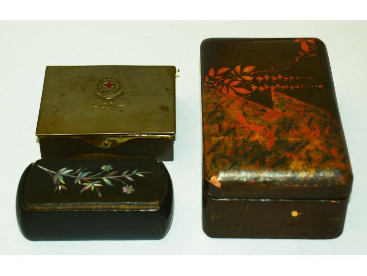 Lot von drei Briefmarkendosen aus Holz und Metal, dabei japanische Lackdose, Lackdose mit eingelegtem Perlmutt sowie Metalldo