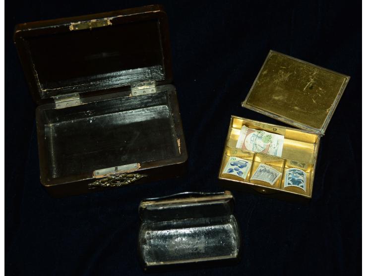 Lot von drei Briefmarkendosen aus Holz und Metal, dabei japanische Lackdose, Lackdose mit eingelegtem Perlmutt sowie Metalldo