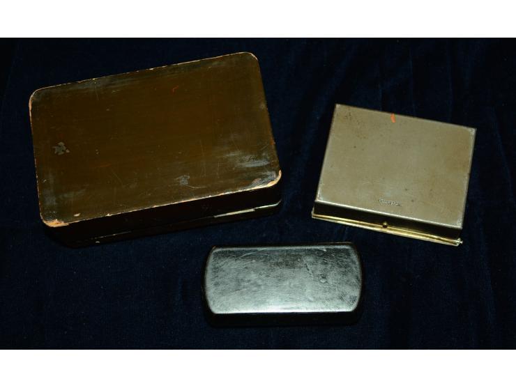 Lot von drei Briefmarkendosen aus Holz und Metal, dabei japanische Lackdose, Lackdose mit eingelegtem Perlmutt sowie Metalldo