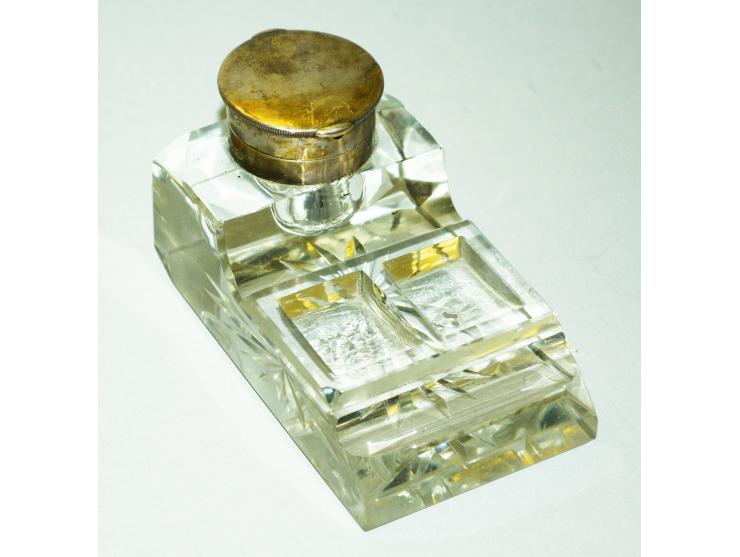 Englisches Silber, Glastintenfass mit zwei Briefmarkenablagen und Stifthalterung. Tintenfass mit Silberdeckel, wahrscheinlich
