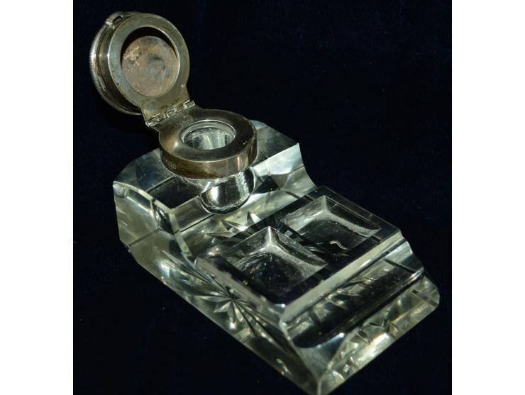Englisches Silber, Glastintenfass mit zwei Briefmarkenablagen und Stifthalterung. Tintenfass mit Silberdeckel, wahrscheinlich