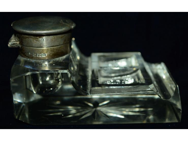 Englisches Silber, Glastintenfass mit zwei Briefmarkenablagen und Stifthalterung. Tintenfass mit Silberdeckel, wahrscheinlich